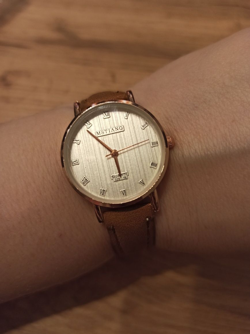 Kwarcowy zegarek damski z dużym cyferblatem