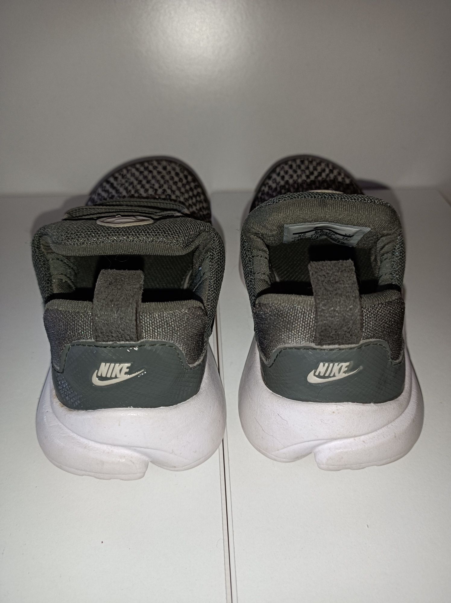 Tenis de Criança -  Nike -  Tamanho 26 - Pouco uso