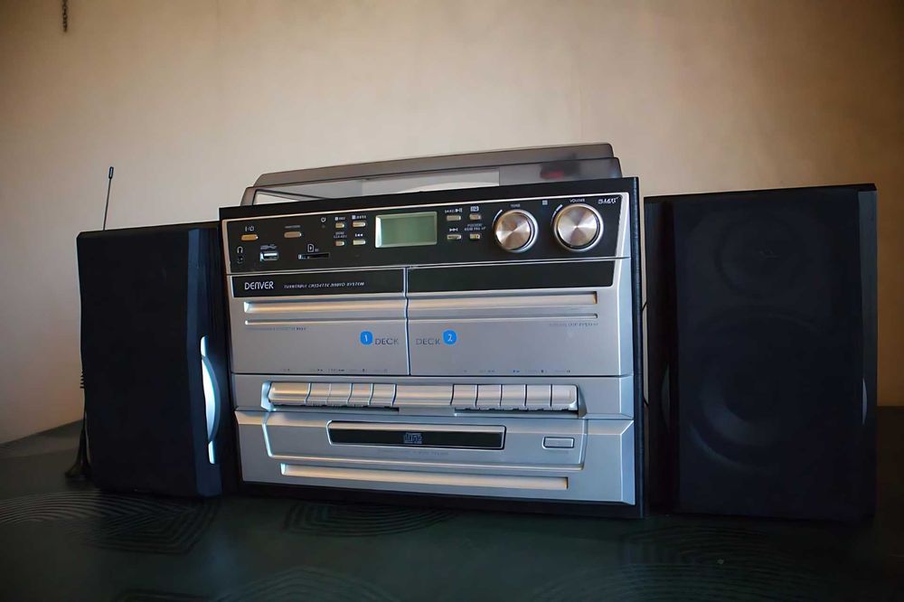 Aparelhagem Denver: leitor cartão SD, USB, k7, CDs, rádio, gira-discos