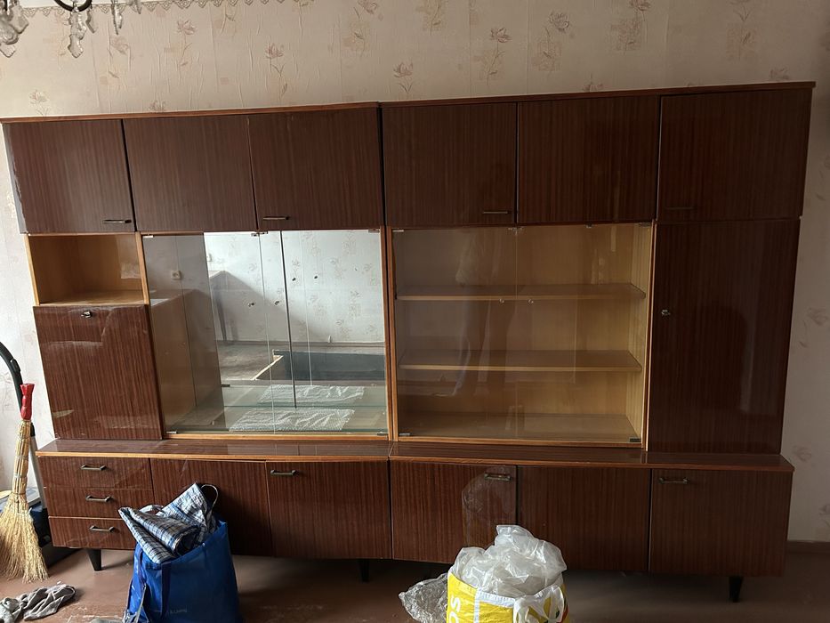 Віддам безкоштовно шафу та трумо. Самомивіз.