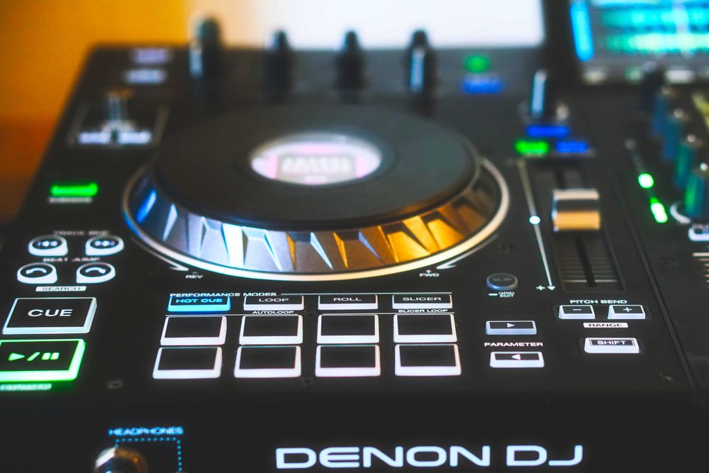 Denon Prime 2 + Magma Case, 100% funcional com pequenas marcas de uso.