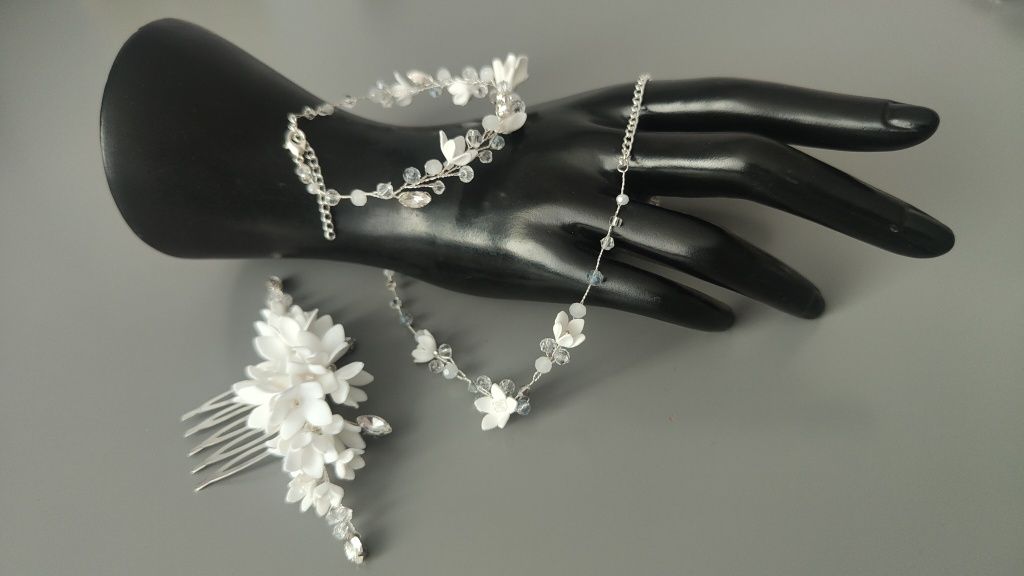 Komplet biżuterii ślubnej w bieli i srebrze.