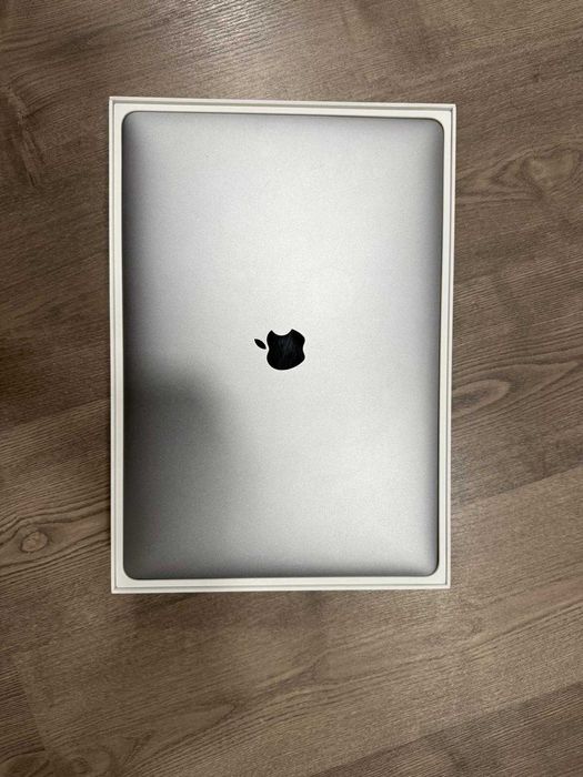 Macbook Pro 15.4" A1990