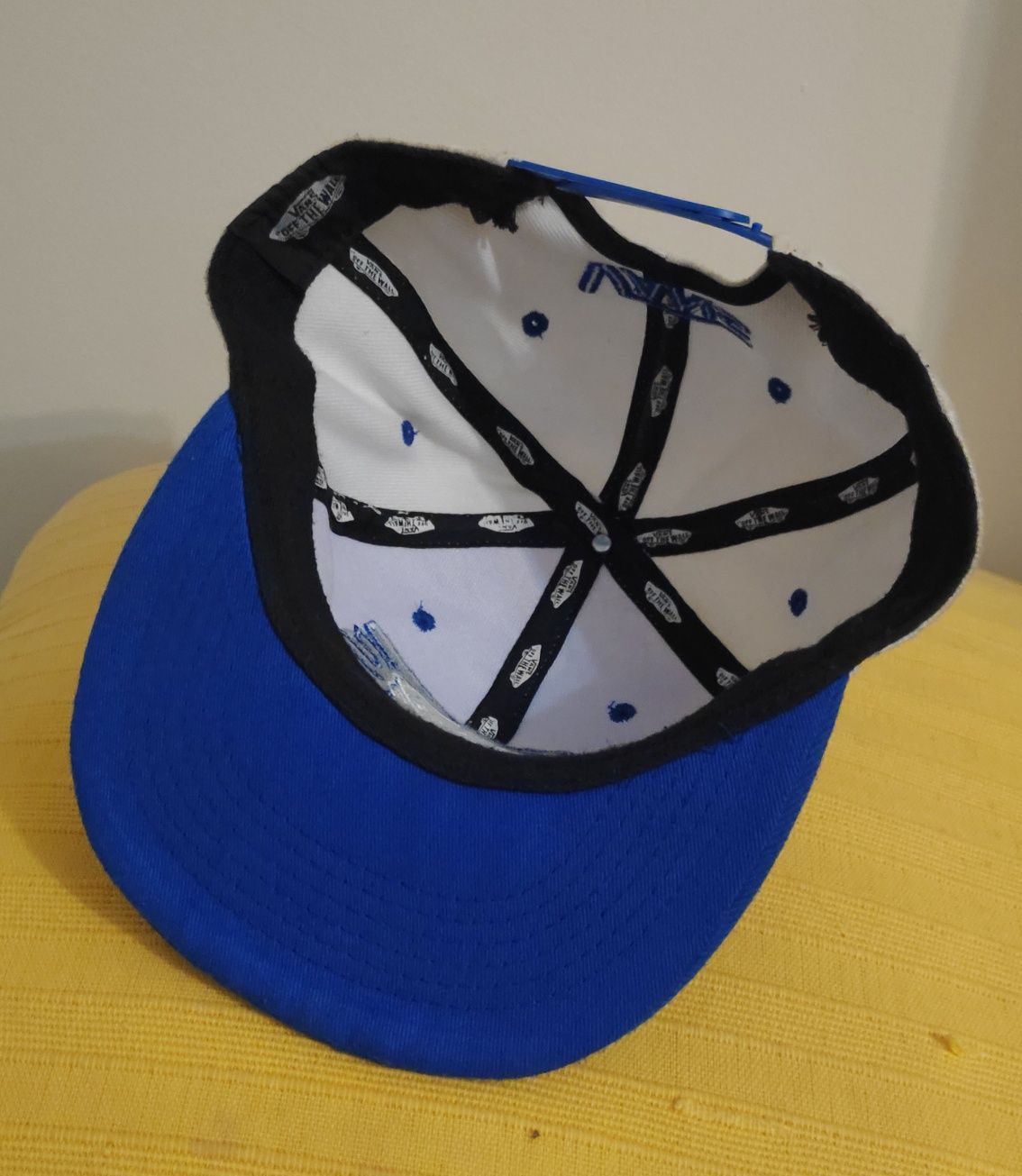 Boné branco com pala azul