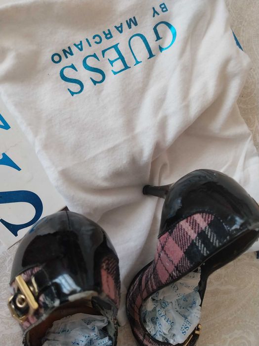 Sapato de senhora tamanho 39, com salto alto da Guess