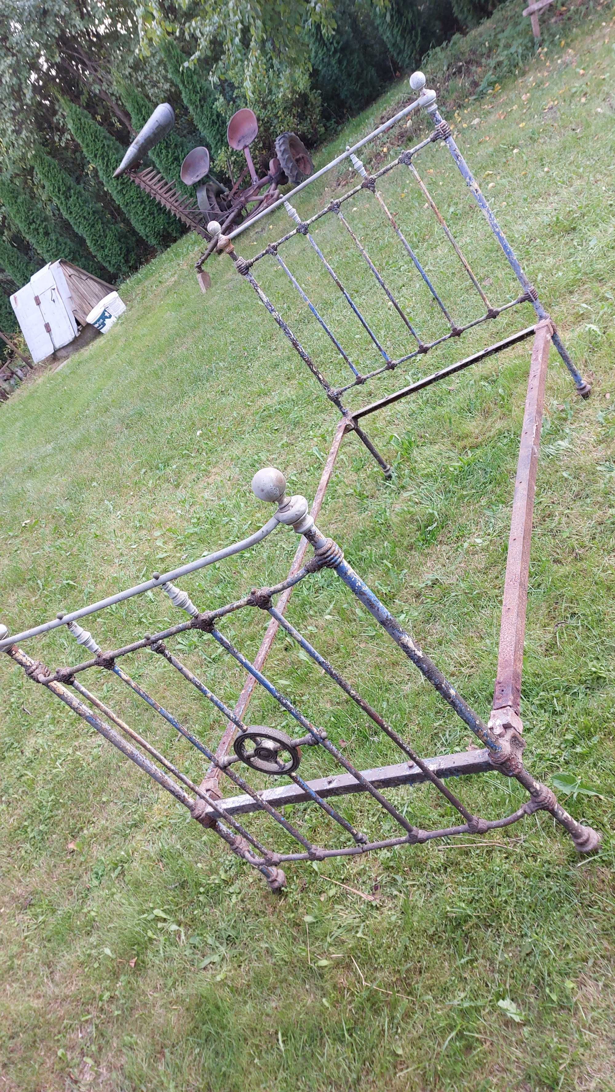 Trzy metalowe łóżka z PRL-u do renowacji.