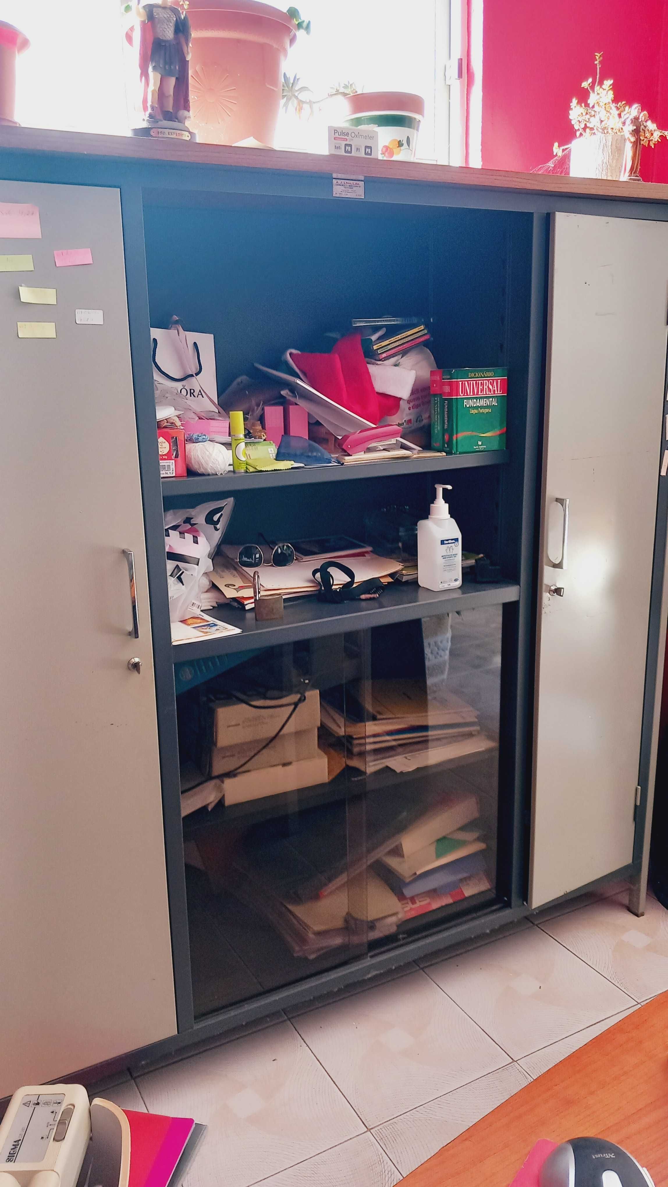 Armário  com 2 portas laterais  em bom estado
