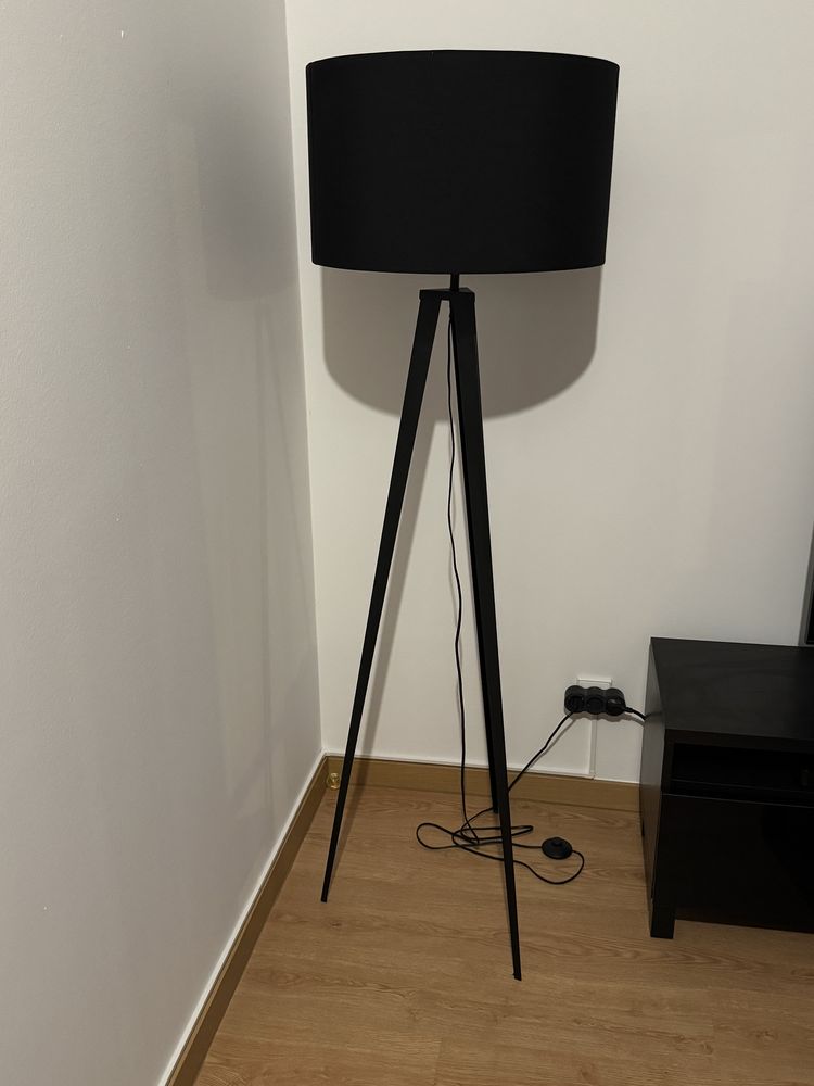 Candeeiro de pé preto