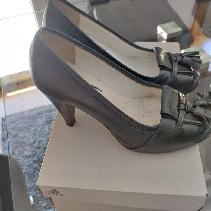 Sapatos azuis abertos à frente