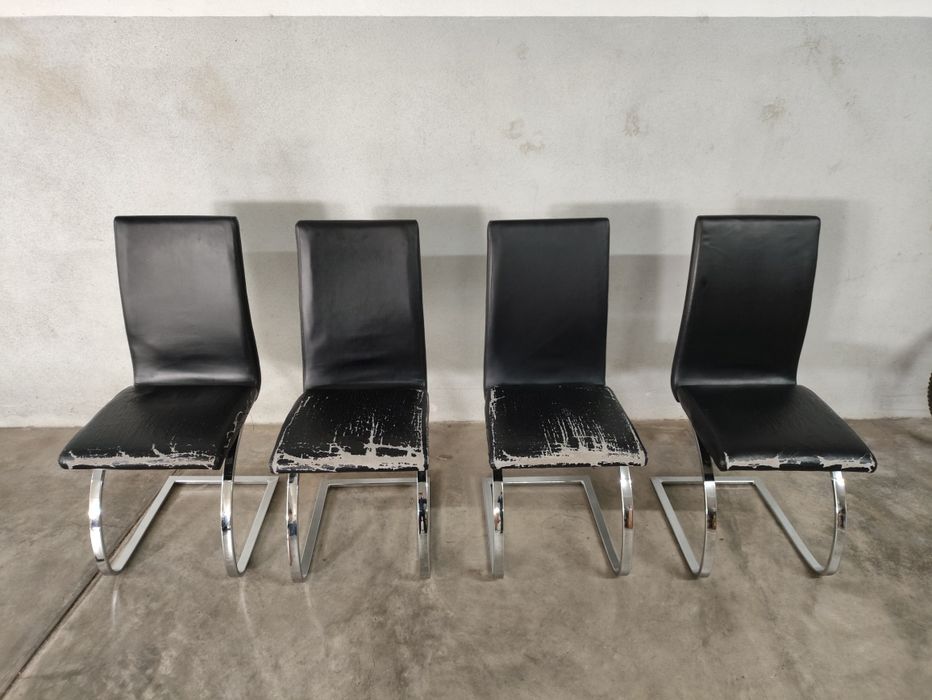 Cadeiras em aço cromado e pele sintética
