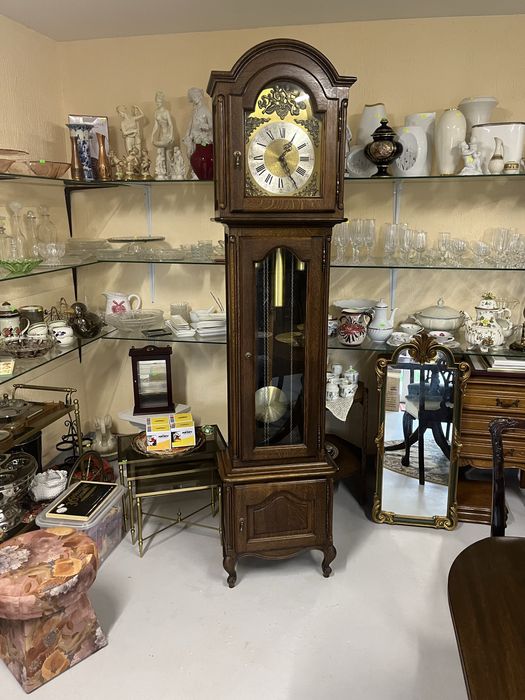 Piękny zabytkowy stojący zegar