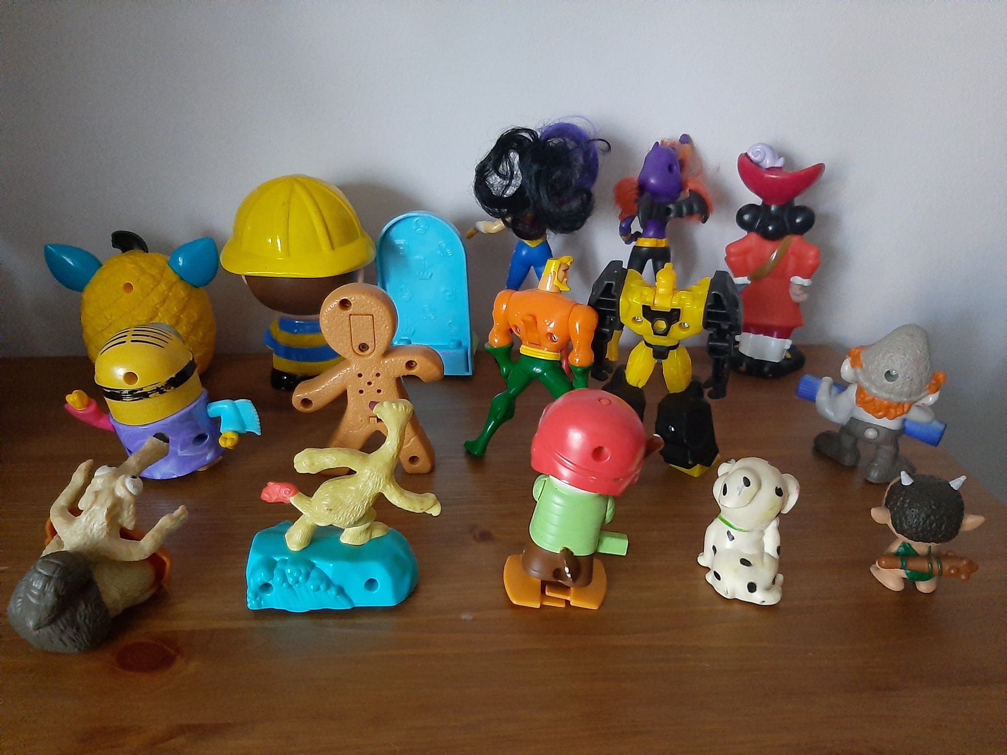 Lote bonecos figuras disney minions Astérix  Nemo DC kitty