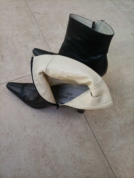 1 par de Botas em pele tamanho 37