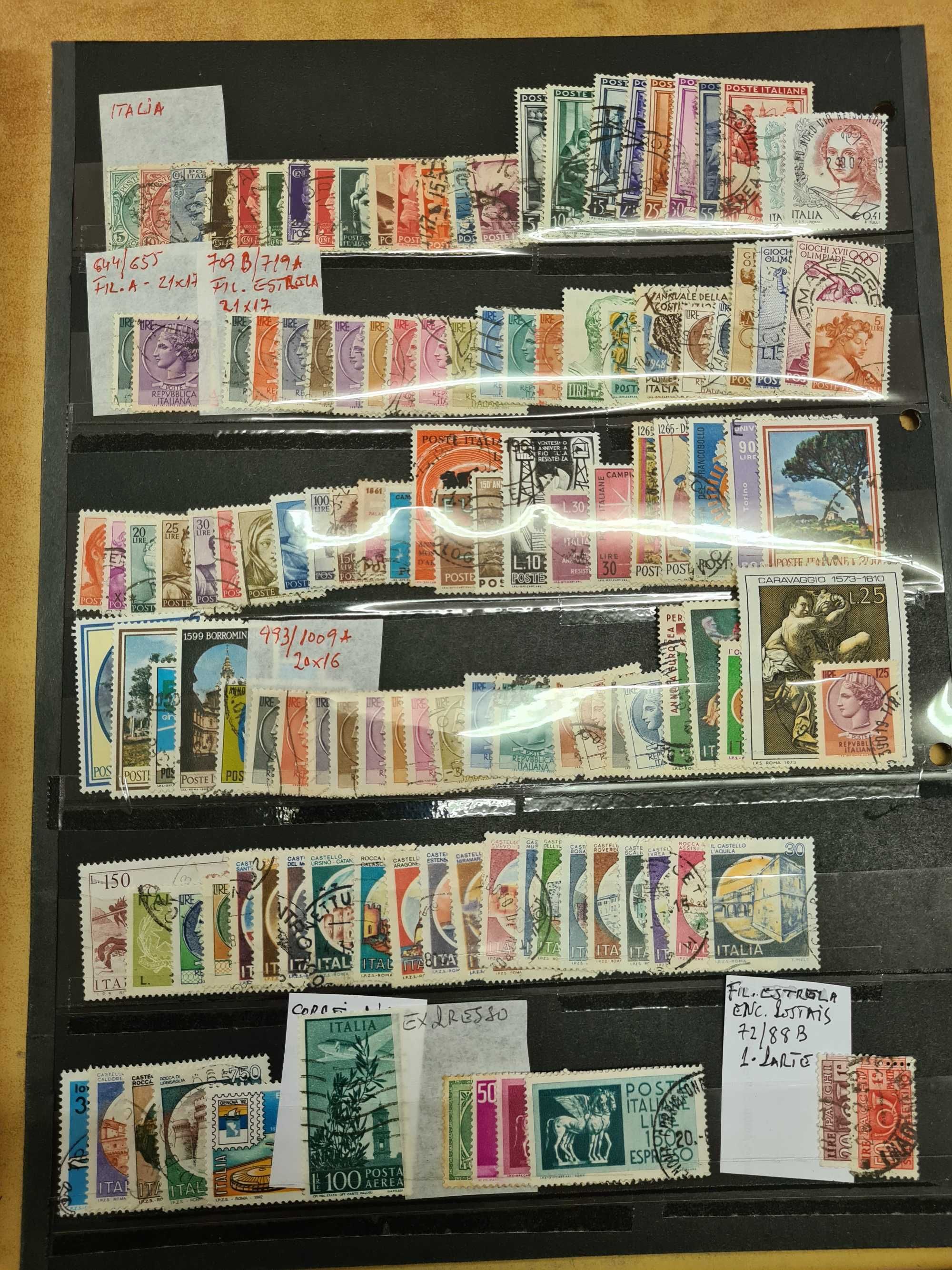 Lote de 1040 selos diferentes classificados por paises