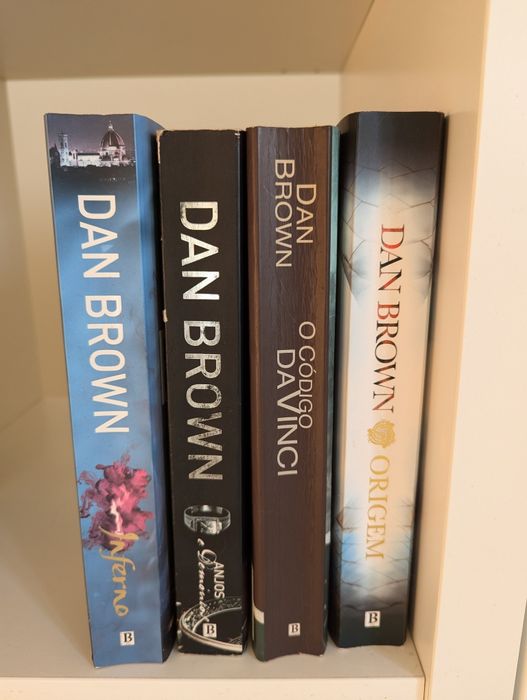 Vários livros do Dan Brown