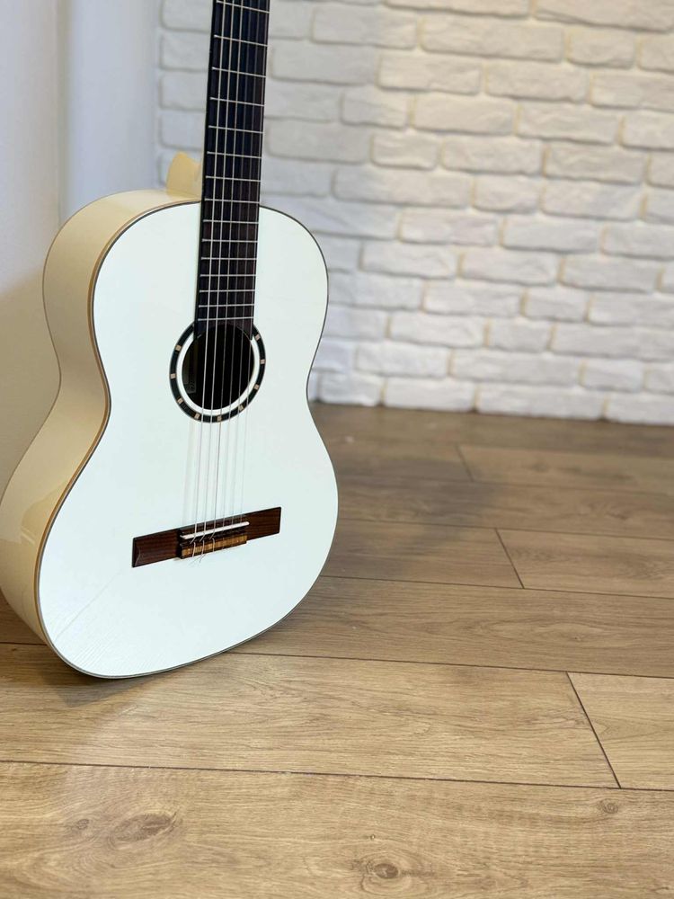 Gitara Ortega Guitars