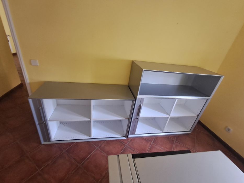 Conjunto de móveis para escritório.