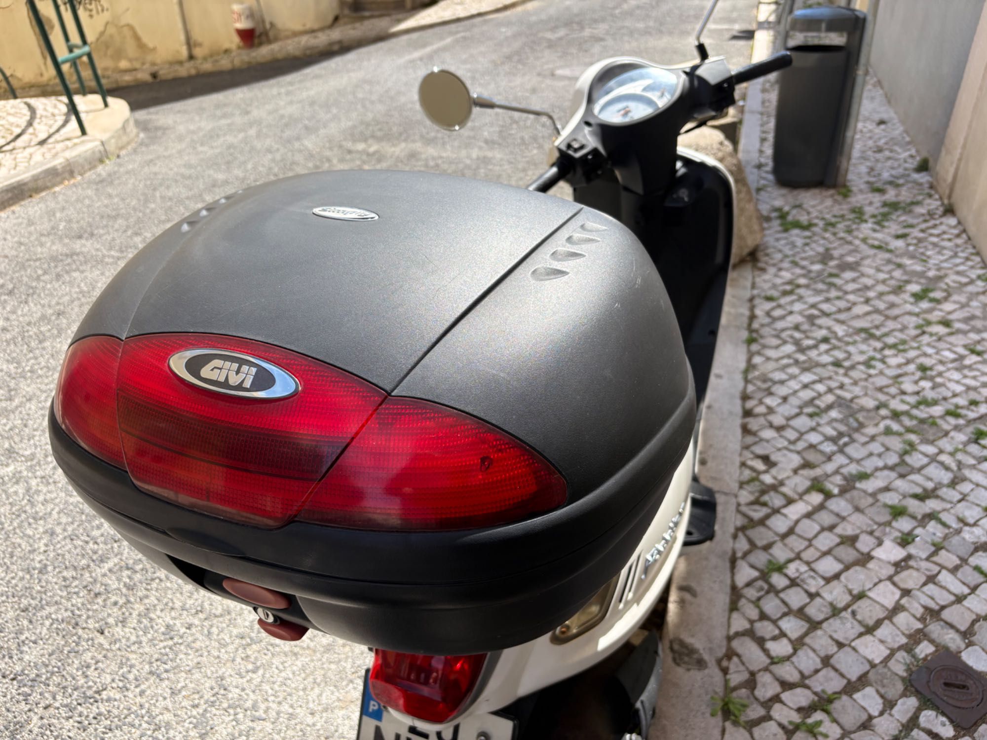 Sym Fiddle com 21 150 Km + Caixa GIVI para 2 capacetes
