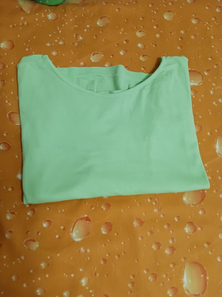 T-shirt com decote nas costas verde bandeira