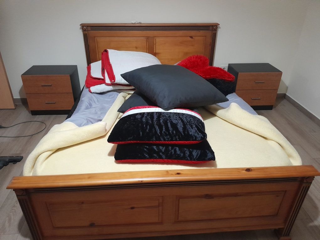 Cama de casal com cómoda  e duas messas de cabeceira  incluídas