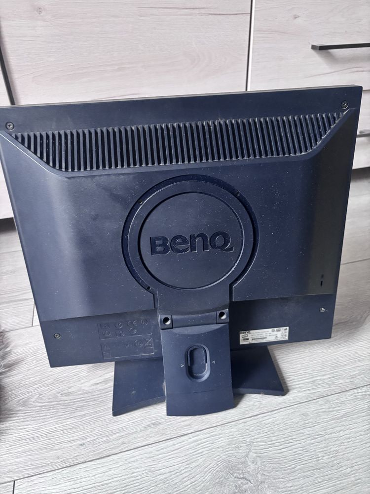 Monitor Benq z okablowaniem