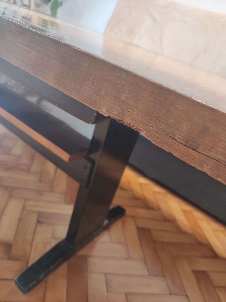 Stół drewniany, lakierowany, rozkładany.