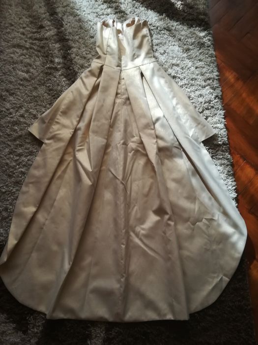 Piękna wyjątkowa złota sukienka przód krótki z trenem