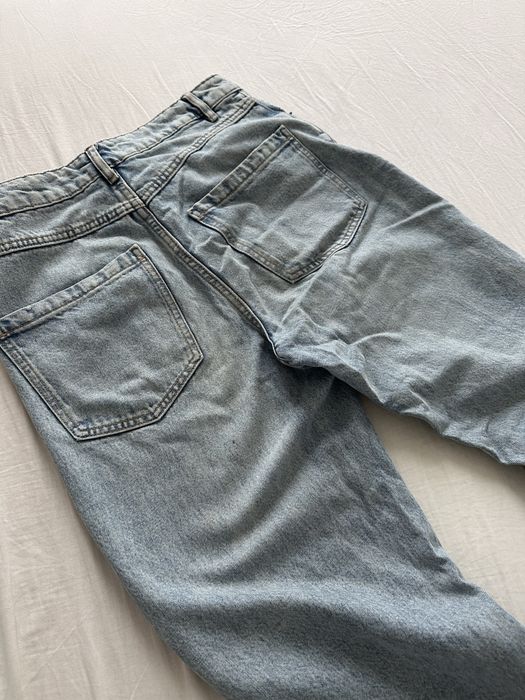 Світлі джинси с рваними елементами