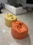puff em couro amarelo e puff em couro laranja