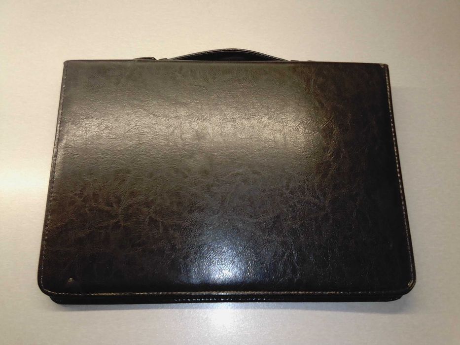 Teczka na dokumenty z wysuwanym uchem,przegródkami,klipsem na koszulki