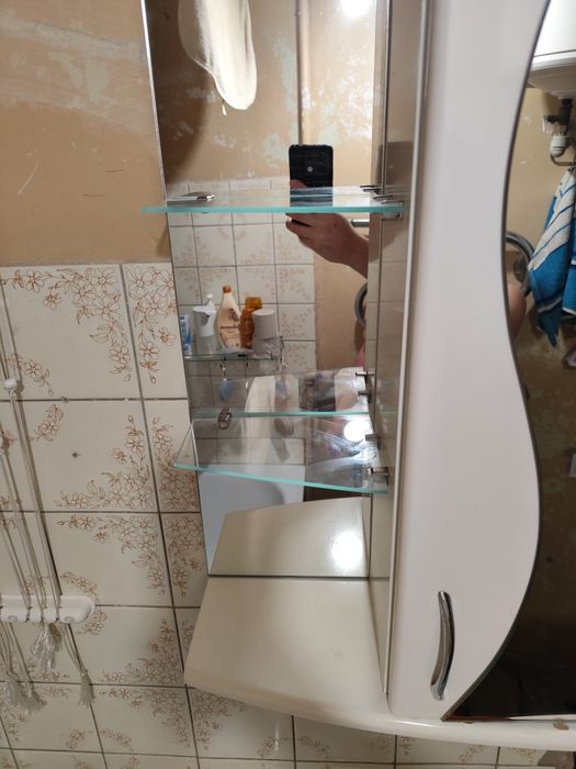 Подвесной шкаф с зеркалом в ванную комнату