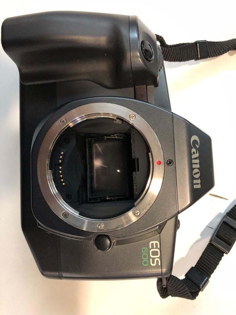 Máquina fotográfica Canon EOS 600