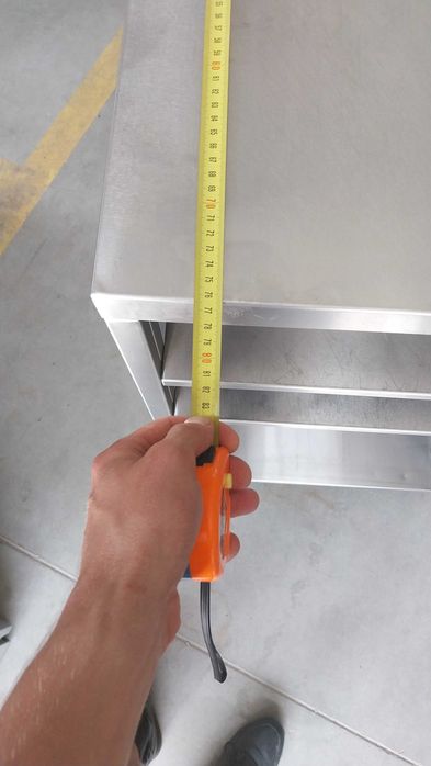 Podstawa pod piec z półkami i dziurą na podłączenie wody 67x77x110 cm