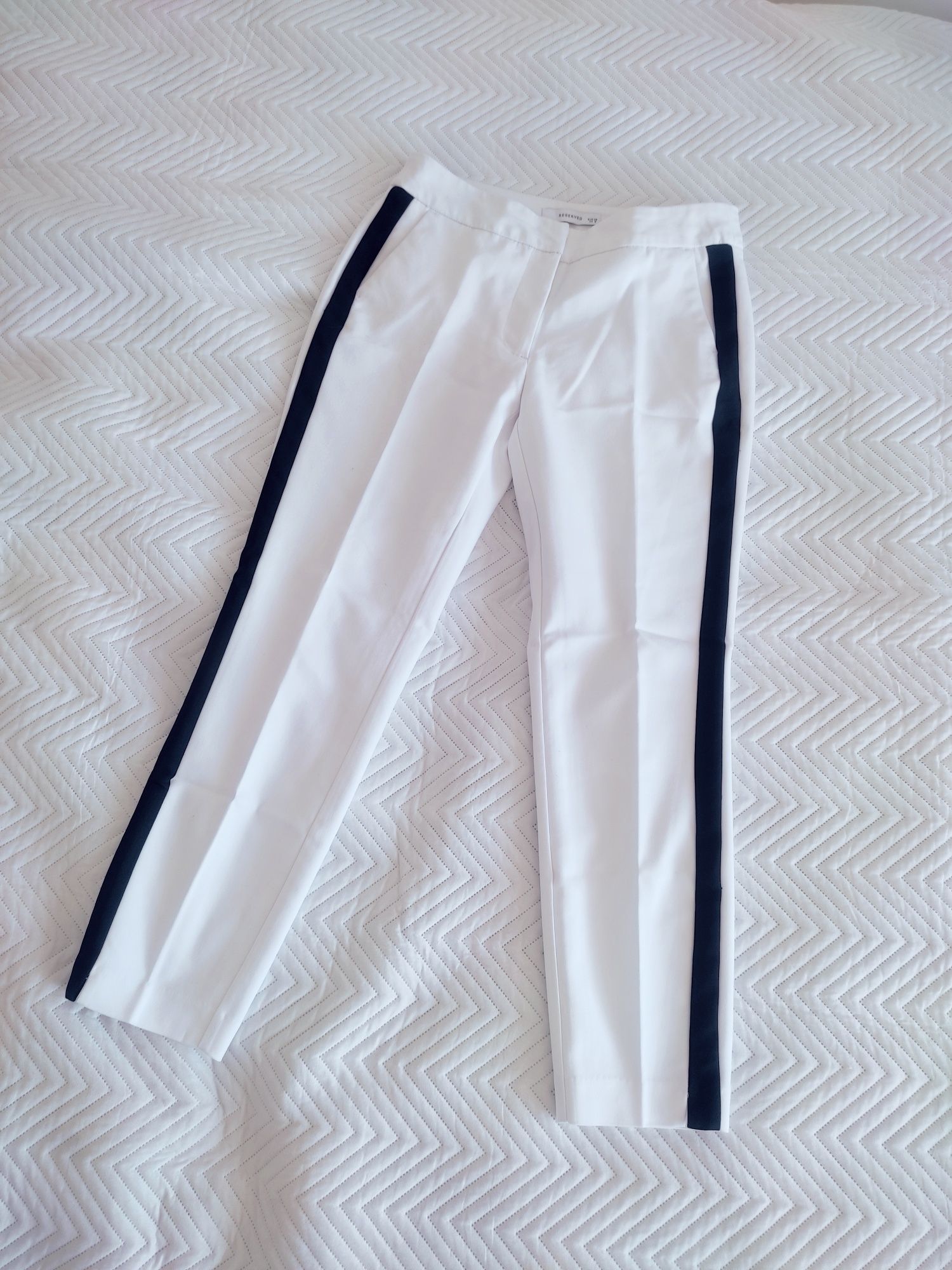 Białe spodnie cygaretki z lampasami Reserved roz 36