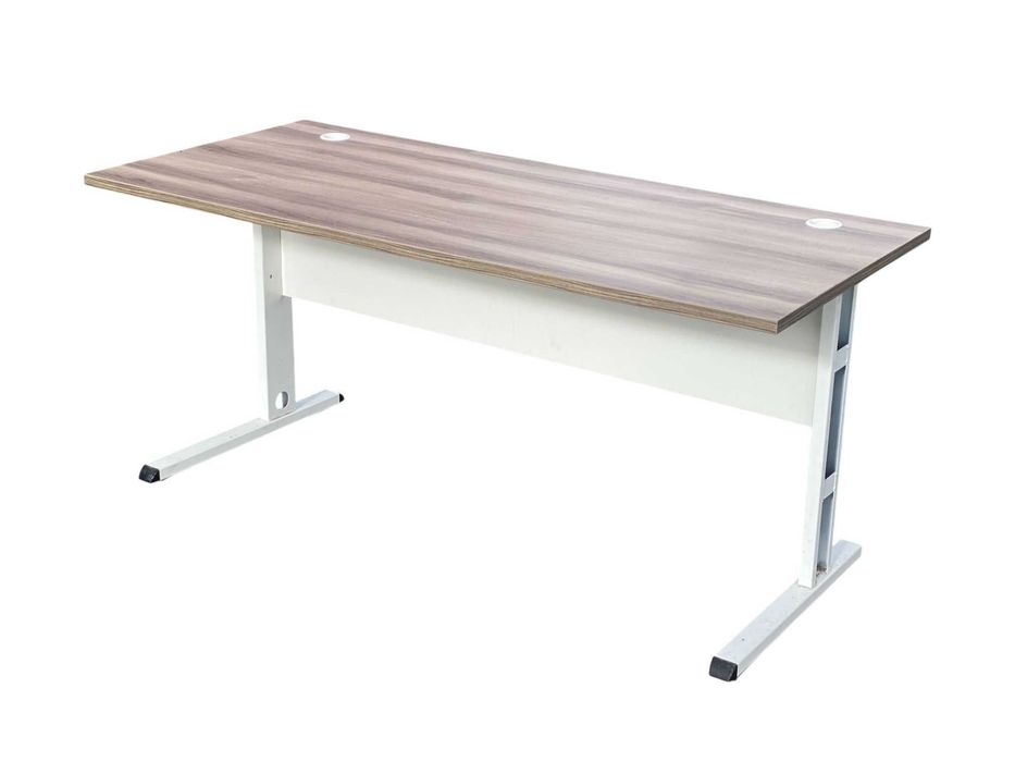 Biurka biurowe 160x70cm – porządne i eleganckie, idealne do pracy!