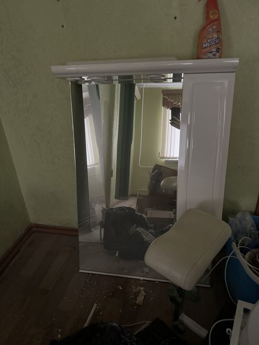 Дзеркало, рукомийник, дзеркало з шафою, підставка для педикюру