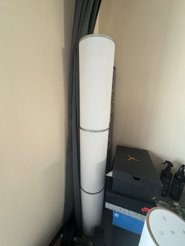 Lampa stojąca biała na kabel