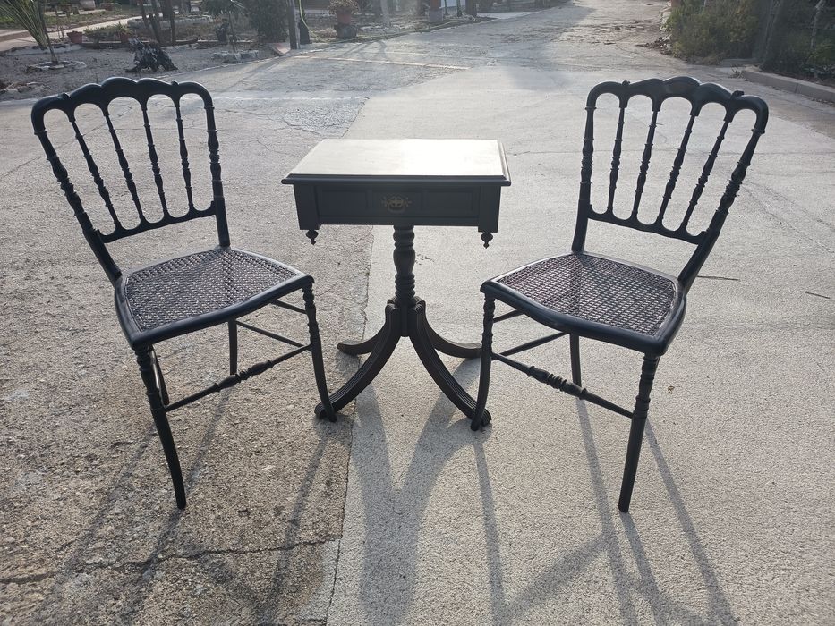 Mesa de apoio e cadeiras antigas