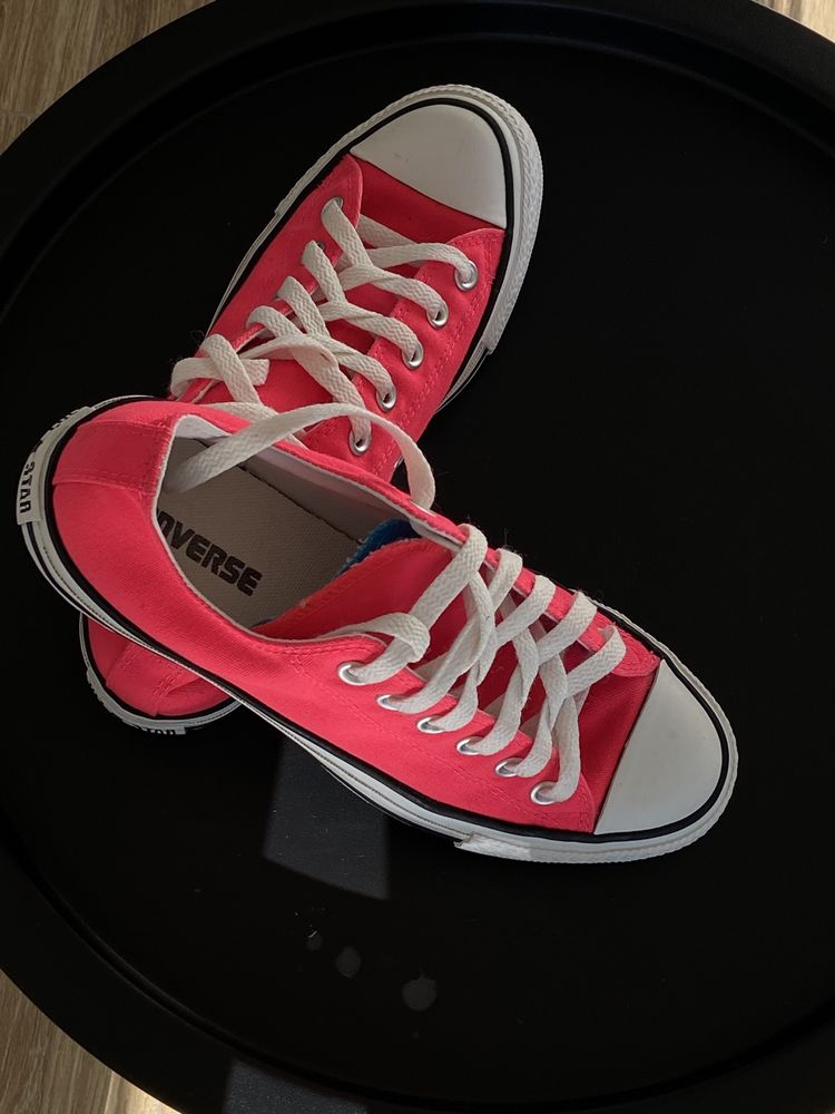 Рожеві кросівки Converse Chuck Taylor Shock на платформі.