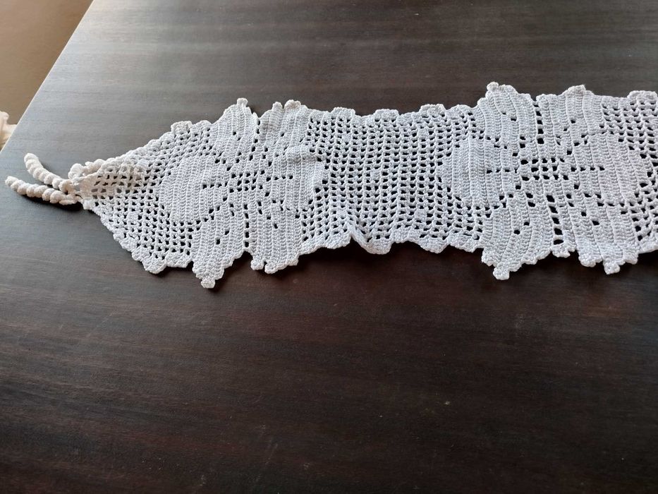 Uma toalha retangulares de mesa em crochê