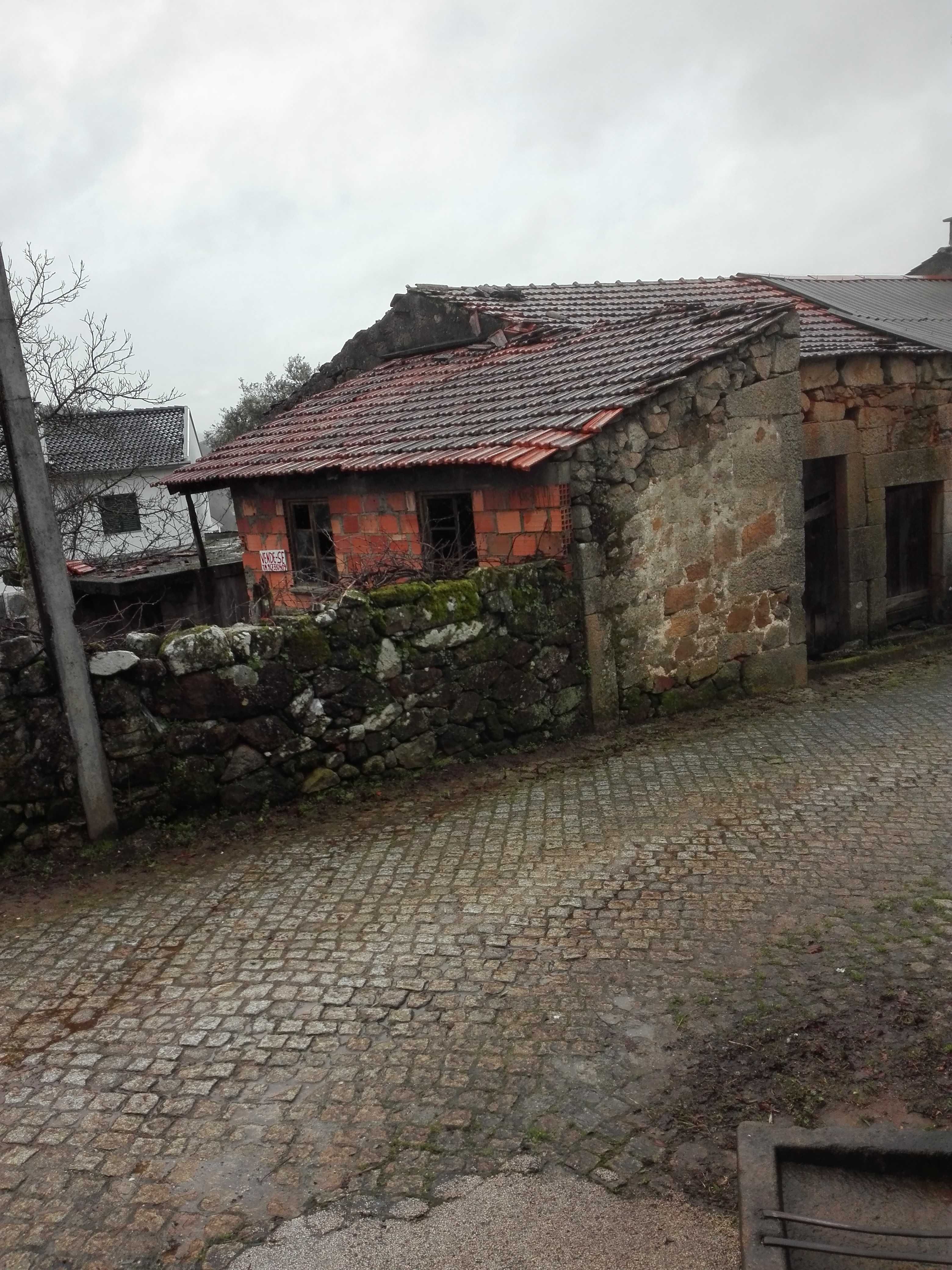 Casa antiga em ruinas a 10 Km de Viseu com ou sem dois terrenos