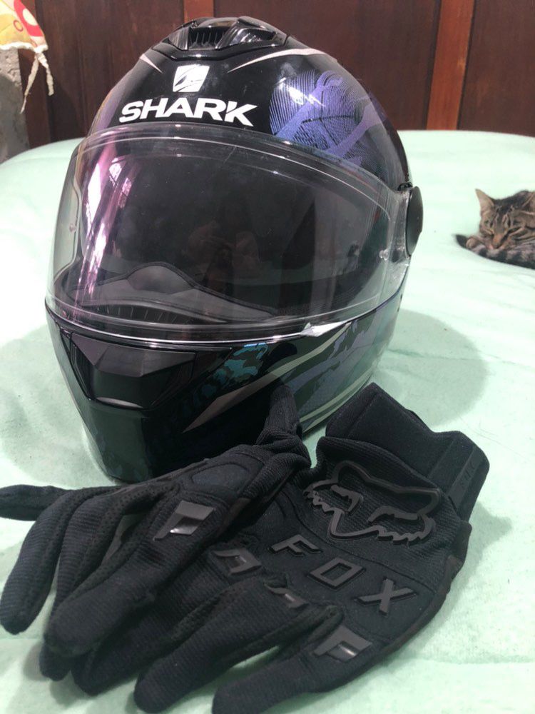 Capacete Shark e luvas Fox