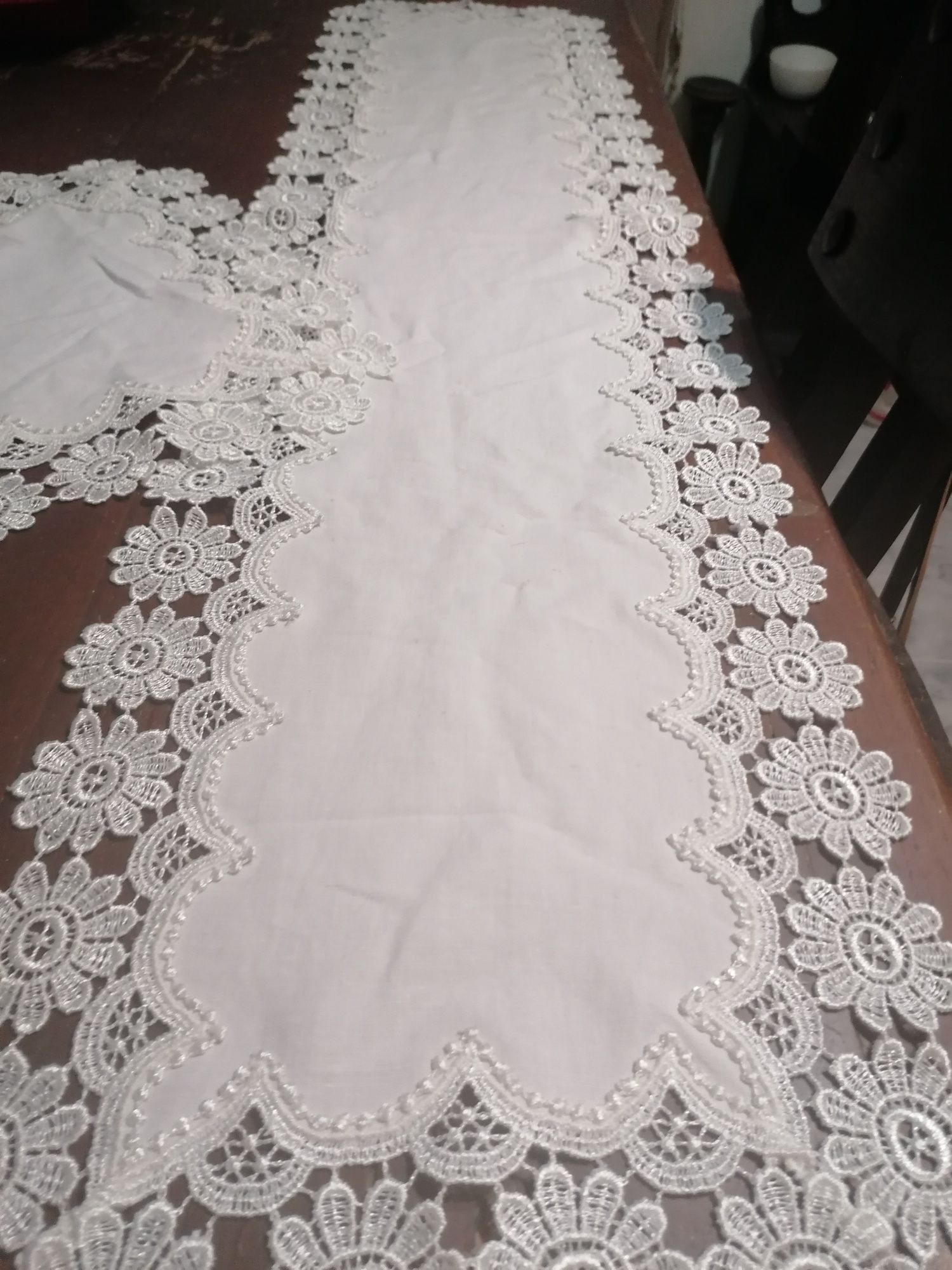 Conjunto de 2 naprons em linho e acabamento em renda 

Dimensões: