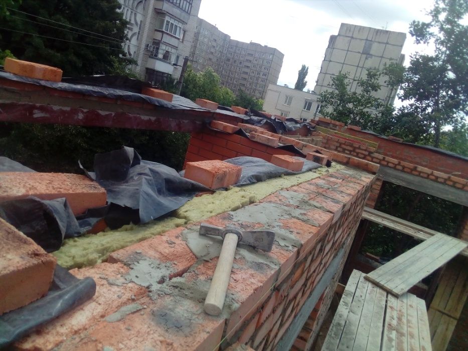 Фундаменти, кладка цегли лицьової та чорнової, дах з металочерепиці