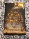 Livro Uma Chama Entre as Cinzas - Sabaa Tahir