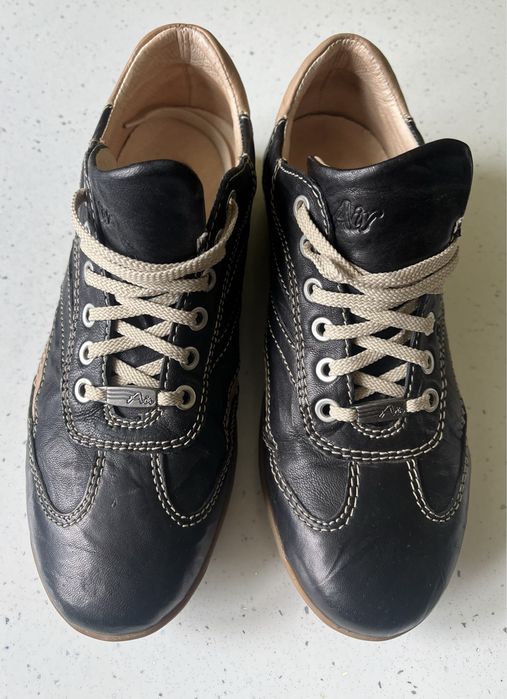 Продам підліткові кросівки.