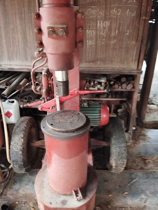 Prasa hydrauliczna. Rębak do drewna.