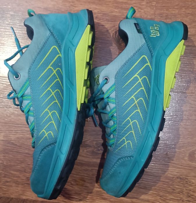 Жіночі спортивні кросівки