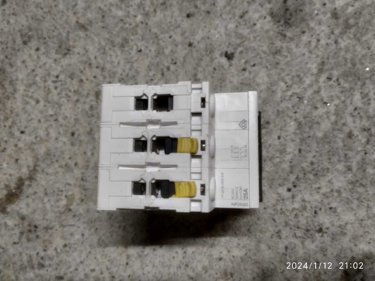 Bezpiecznik Schneider C25 iC60N 3 tory A9F04325