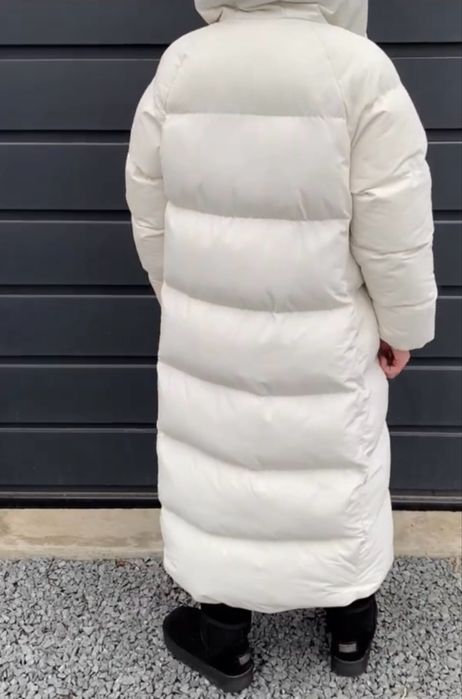 Білий пуховик зимовий
